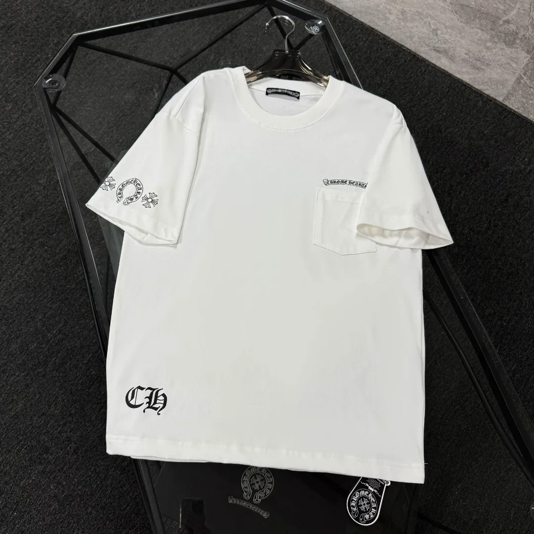 P180 Chrome Hearts Chrome Hearts 25 high version. The fabric is made of 300 grams of high-density cotton. It does not deform or shrink. It has three labels. It is the same style for men and women. Technology: Digital printing. Color: White. Black. SIZE: S-XL.